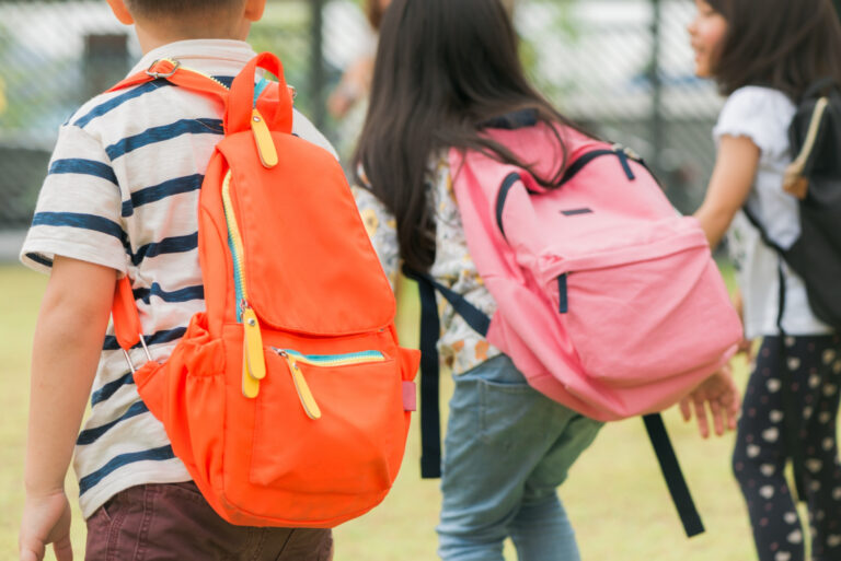 ¿Cómo puedo saber si la mochila de mi hijo está causando problemas en su espalda?